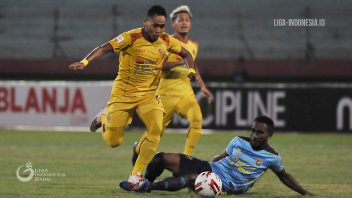 Pemain Sriwijaya FC, Ahmad Ihwan, melewati hadangan pemain bertahan Persewar Waropen pada babak delapan besar Liga 2 2019.