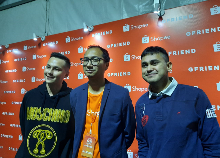 Country Brand Manager Shopee, Rezki Yanuar (tengah) saat ditemui Grid.ID di kawasan Studio Emtek, Jakarta Barat, Minggu (10/11/2019).