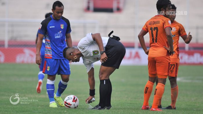 Wasit asal Sulawesi Utara, Sance Lawita, terlihat menggunakan vanishing spray saat memimpin laga Persiraja Banda Aceh melawan Mitra Kukar pada delapan besar Liga 2 2019.