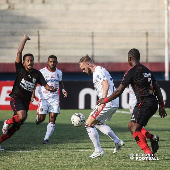 Penyerang Bali United, Melvin Platje (kedua dari kanan), dibayangi para pemain Persipura Jayapura.