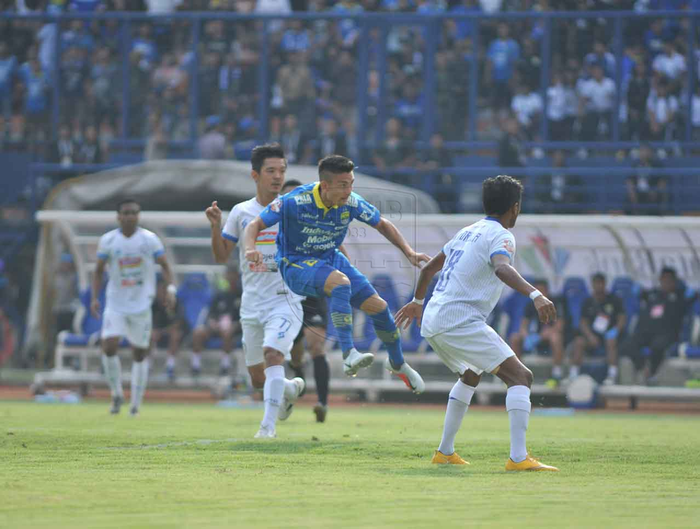 Aksi gelandang Persib Bandung, Kim Jeffrey Kurniawan (biru), saat mencetak gol pertama timnya ke gawang Arema FC pada laga tunda pekan ke-21 Liga 1 2019.