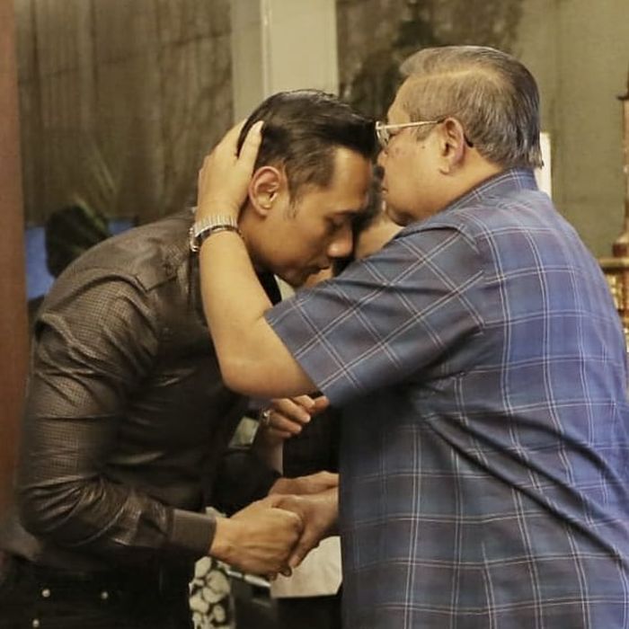 Susilo Bambang Yudhoyono mencium kening Agus Harimurti Yudhoyono