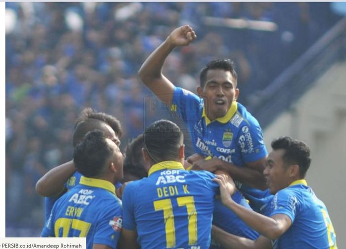 Para pemain Persib Bandung merayakan gol.