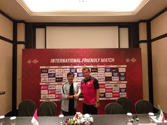 Pelatih timnas U-22 Indonesia dan timnas U-23 Iran, Indra Sjafri serta Hamid Estili  saat jumpa pers di Bali, Selasa (12/11/2019).