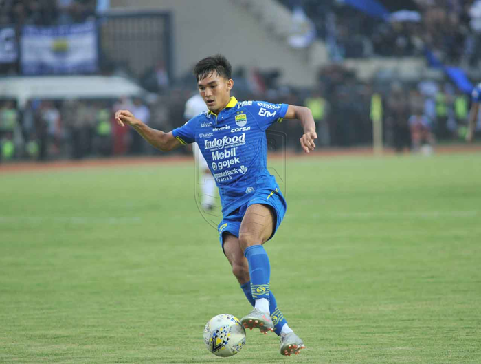 Bek sayap Persib Bandung, Zalnando, saat membela timnya melawan Arema FC pada laga tunda pekan ke-21 Liga 1 2019.