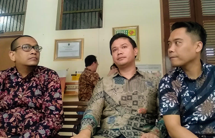 Kanan dan kiri pengacara Lucky Perdana, tengah pengacara Baim Wong, saat ditemui Grid.ID di Pengadilan Negeri Bogor, Rabu (13/11/2019).