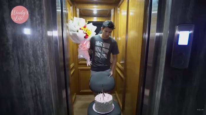 Tengah malam Aska menyiapkan buket bunga dan kue untuk Nindy.