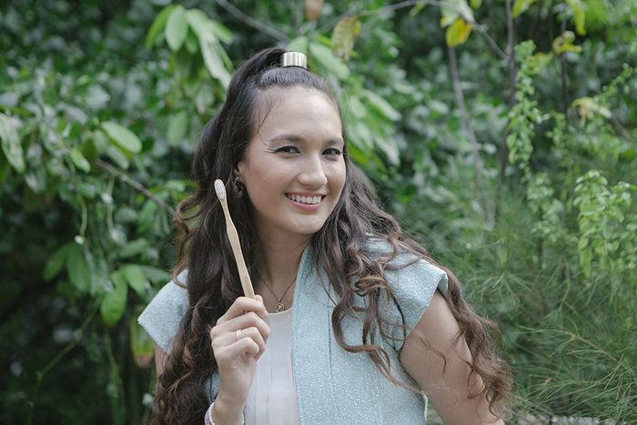 Nadine Chandrawinata, aktris dan pecinta lingkungan berpose dihadapan kamera. Nadine selalu mengajak siapapun untuk peduli lingkungan walaupun dengan langkah yang begitu kecil. Rahmad Azhar Hutomo/National Geographic Indonesia.