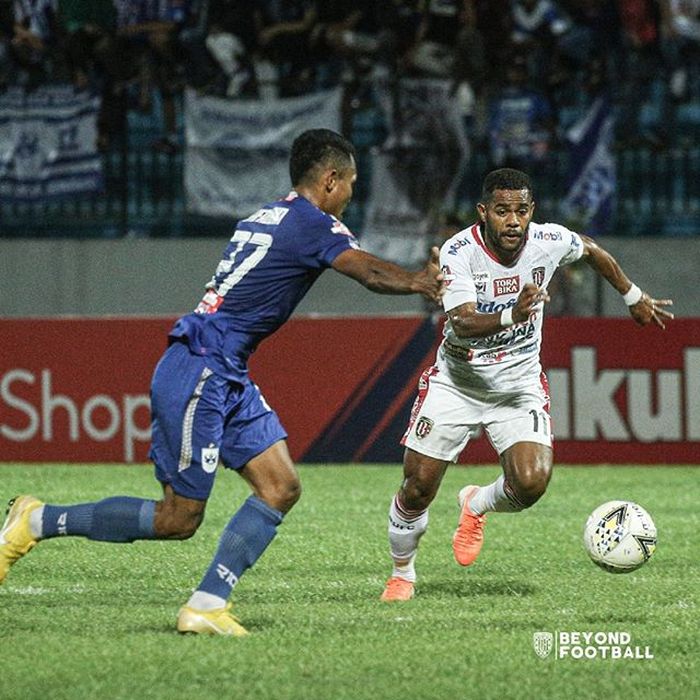 Pemain Bali United, Yabes Roni (kanan), berebut bola dengan bek PSIS Semarang, Safrudin Tahar, dalam laga tunda pekan ke-22 Liga 1 2019 di Stadion Moch Soebroto, Magelang, Jumat (15/11/2019).