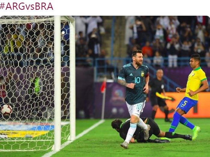 Megabintang timnas Argentina, Lionel Messi, merayakan gol yang dicetak ke gawang timnas Brasil dalam laga persahabatan di di Stadion King Saud University, Jumat (15/11/2019).