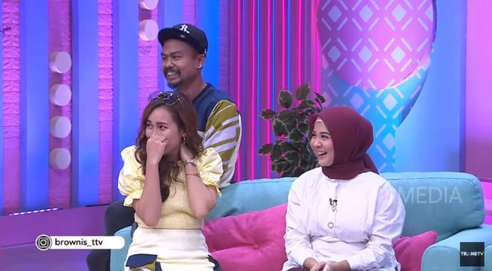Ayu Ting Ting yang malu-malu menanggapi pernyataan Ruben Onsu