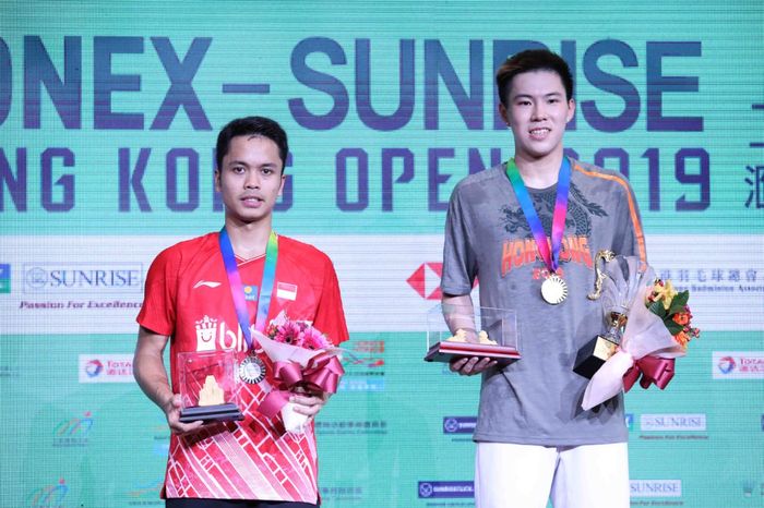 Pebulu tangkis tunggal putra Indonesia, Anthony Sinisuka Ginting, berpose di podium sebagai runner-up pada Hong Kong Open 2019 di Hong Kong Coliseum, Minggu (17/11/2019).