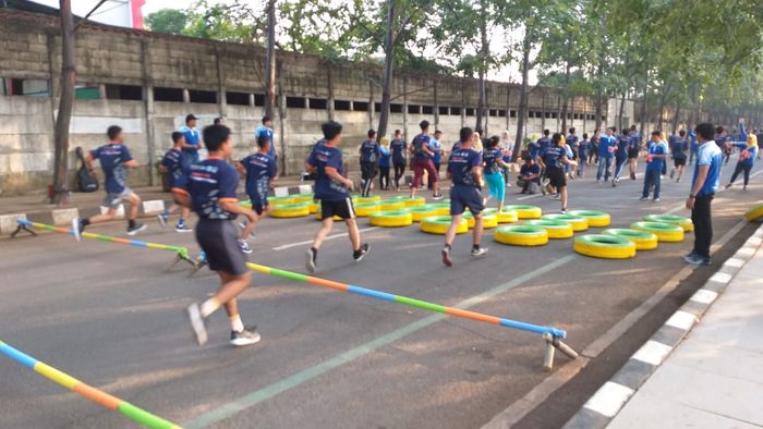 Peserta melewati spot halang rintang dalam acara Bugar Run yang diselenggarakan di Kota Tangerang, Minggu (17/11/2019).