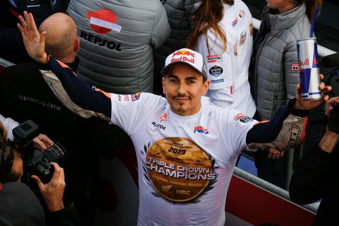 Pembalap Repsol Honda, Jorge Lorenzo, memutuskan pensiun dari  MotoGP akibat cedera punggung yang dialaminya.