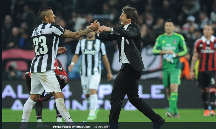 Arturo Vidal (Kiri) dan Antonio Conte saat masih membela Juventus.