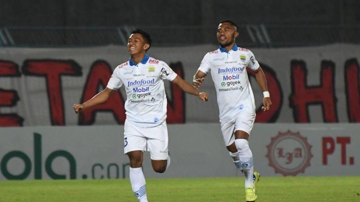 Pemain Persib Bandung, Febri Hariyadi dan Ardi Idrus ketika menghadapi Madura United di Stadion Gelora Bangkalan, Sabtu (5/10/2019).