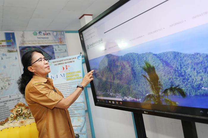 Ellenita E. Kapal, Sekretaris Dinas Komunikasi dan Informatika, Kabupaten Kepulauan Sangihe sedang membuka situs milik Pemerintah Kabupaten Kepulauan Sangihe menggunakan jaringan Internet yang tersedia di kantornya.