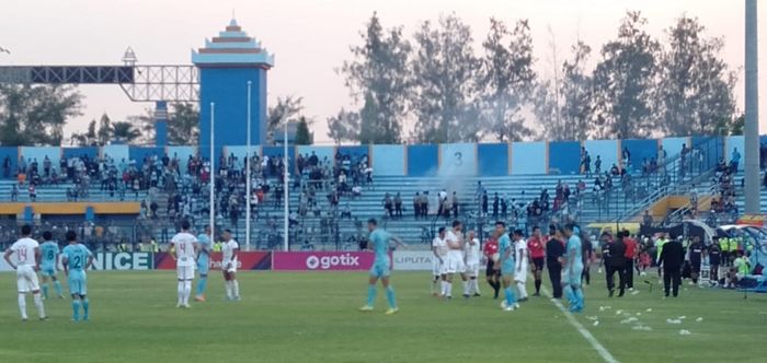 Suasana pertandingan Persela Lamongan menghadapi Perseru Badak Lampung FC di Stadion Surajaya, Lamongan pada Rabu (20/11/2019). 