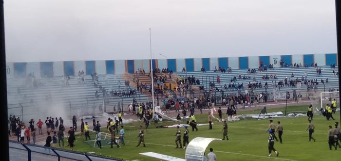 Suasana pertandingan Persela Lamongan menghadapi Perseru Badak Lampung FC di Stadion Surajaya, Lamongan pada Rabu (20/11/2019). Sejumlah oknum suporter tuan rumah, LA Mania, sempat memasuki lapangan dan merusak sejumlah fasilitas stadion yang membuat laga sempat dihentikan.