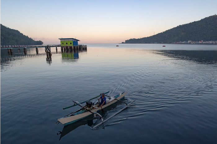 Potret aktivitas pagi hari dari masyarakat Sangihe, dari Pelabuhan Tahuna, Kabupaten Kepulauan Sangihe.