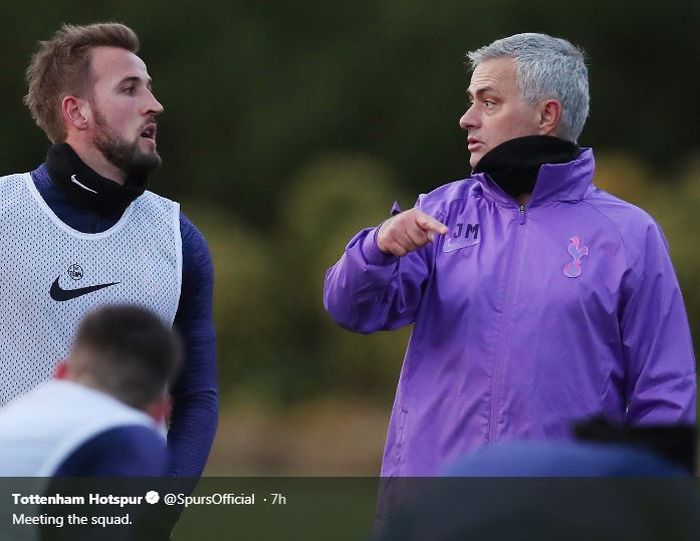 Pelatih Tottenham Hotspur, Jose Mourinho (kanan), berbicara dengan Harry Kane dalam sesi latihan tim, Rabu (20/11/2019).