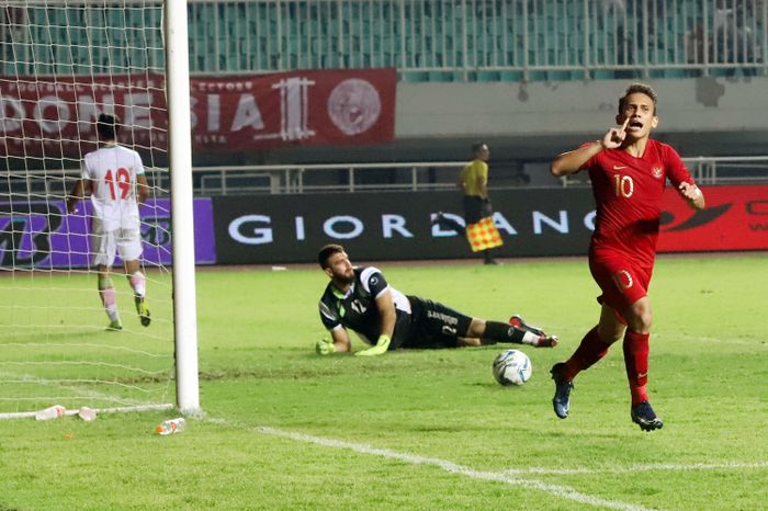 Selebrasi pemain Timnas Indonesia U-23 Egy Maulana Vikri saat berhasil mencetak gol pada laga persahabatan di Stadion Pakansari, Bogor, Jawa Barat, Sabtu (16/11/2019). Pada laga persahabatan tersebut Indonesia menang 2-1 dari Iran.