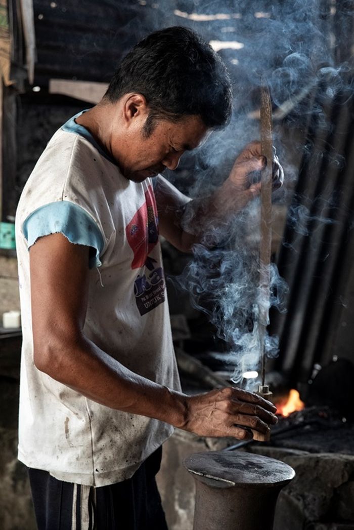 Benhar Manoka (47) salah satu pandai besi di Desa Lenganeng, Kabupaten Kepulauan Sangihe, Benhar bersama dua orang saudaranya rutin memproduksi parang setiapa harinya.