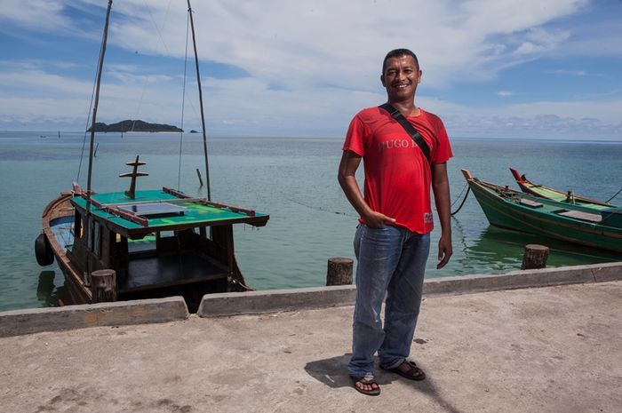 Heriman, 42, seorang pengepul ikan tangkapan nelayan berpose saat di foto di Teluk Baruk, Sepempang, Natuna, Selasa, 8 Oktober 2019. Heriman meminjamkan kapalnya untuk digunakan nelayan setempat melaut. Ikan dari nelayan selanjutya dia kirimkan ke pabrik pengolahan untuk didistribusikan ke berbagai wilayah di Indonesia.