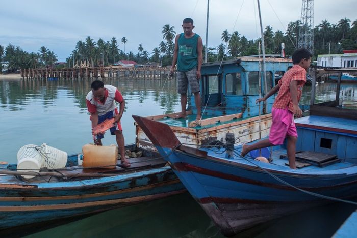 Nelayan tradisional memasukkan ikan tangkapan ke dalam jerigen di Teluk Baruk, Sepempang, Natuna, Senin, 7 Oktober 2019. Kepulauan Natuna merupakan salah satu wilayah yang menyimpan potensi sumber daya perikanan laut.
