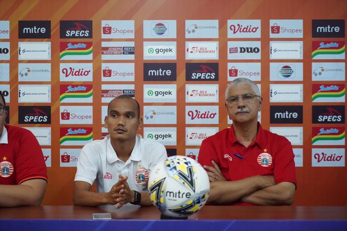 Pelatih dan pemain Persija Jakarta, Edson Tavares (kanan) dan Riko Simanjuntak (kiri) dalam sesi jumpa pers jelang laga melawan Arema FC di Stadion Kanjuruhan, Malang, Sabtu (23/11/2019).