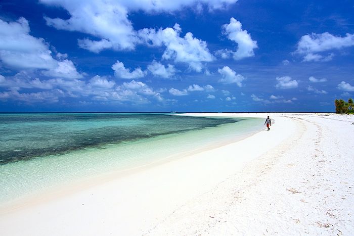 Keindahan Pulau Ampalasa di sudut Taman Nasional Taka Bonerate.
