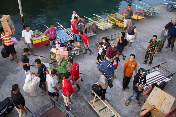 Aktivitas penumpang serta bongkar muat barang di Pelabuhan Tahuna pada saat kapal berlabuh di Pelabuhan Tahuna, Kabupaten Kepulauan Sangihe