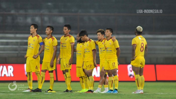 Para pemain Sriwijaya FC berdiri menyaksikan babak adu penalti melawan Persita Tangerang di semifinal Liga 2 2019, Jumat (22/11/2019).