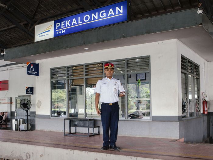 Petugas Pengatur Perjalanan Kereta Api (PPKA) di Stasiun Pekalongan.