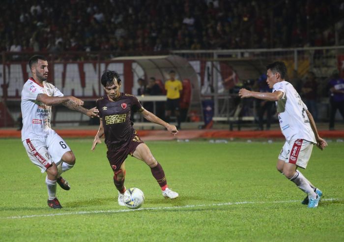 Pencetak gol PSM Makassar, Rasyid Bakri, dikawal dua pemain Bali United di area kotak penalti dalam laga pekan ke-28 di Stadion Andi Mattalatta, Sabtu (23/11/2019).