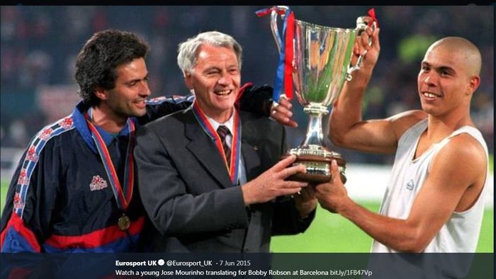 Jose Mourinho (kiri) bersama Bobby Robson (tengah) dan Ronaldo saat masih di Barcelona.