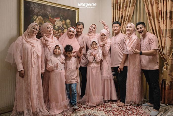 Citra Kirana dan keluarga ompak dalam balutan busana berwarna pink. 