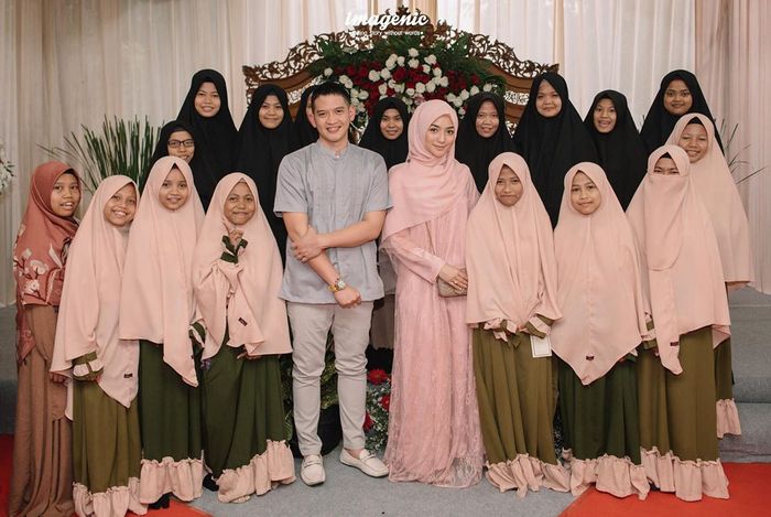 Citra Kirana dan Rezky Aditya bersama ibu pengajian dan anak yatim