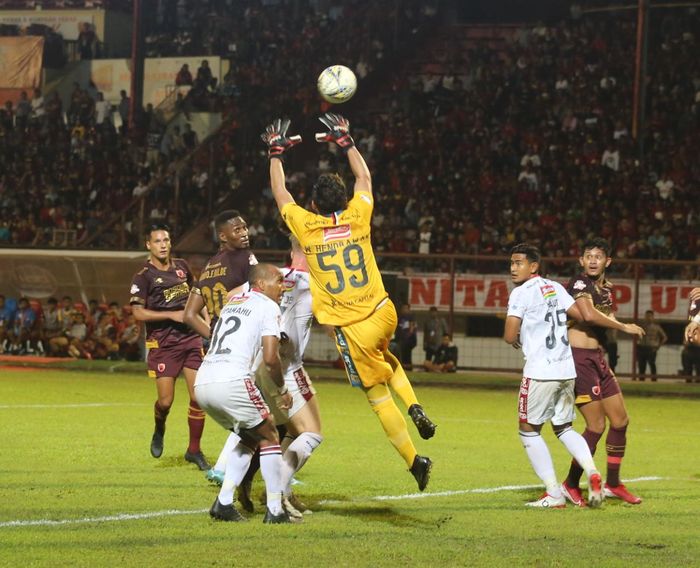 Kiper Bali United, Wawan Hendrawan, melakukan penyelamatan dalam laga pekan ke-28 melawan PSM Makassar di Stadion Andi Mattalatta, Sabtu (23/11/2019).