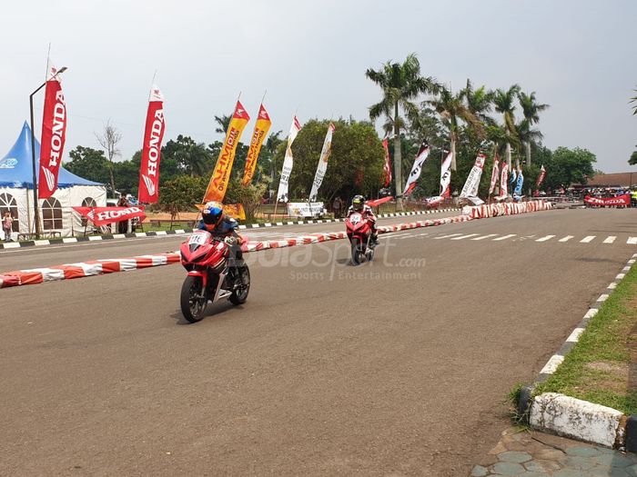 Pembalap Astra Racing Team Yogyakarta, Aditya Prakoso, mengejar pembalap Honda MKRD Pirelli NHK RCB Proliner TOPJR Pells RA, Wahyu Widodo, dalam ajang Honda Dream Cup 2019 kelas HDC 5 - CBR 150RR STD Open di Sirkuit Lapangan Brigif 15 Kujang II, Cimahi, Jawa Barat, Minggu (24/11/2019).