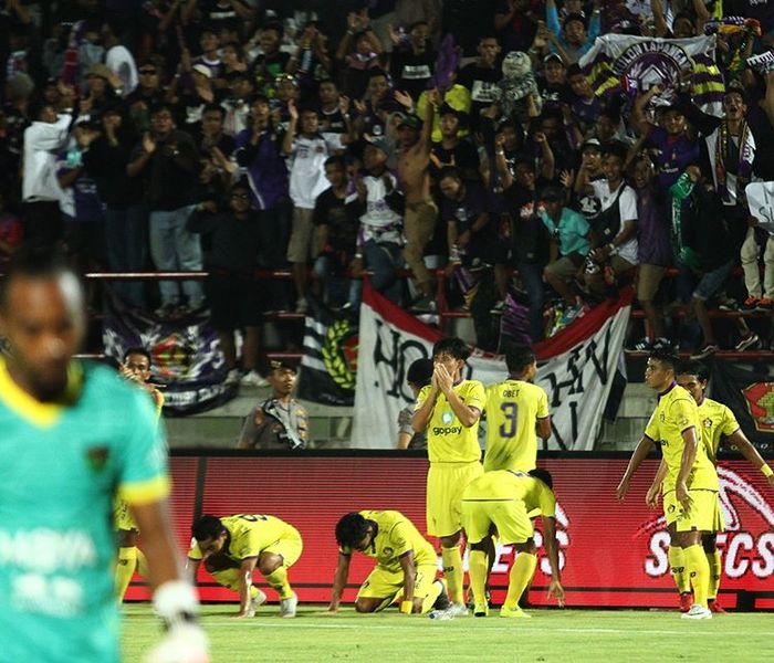 Para pemain Persik Kediri merayakan gol yang dicetak ke gawang Persita Tangerang pada final Liga 2 2019.