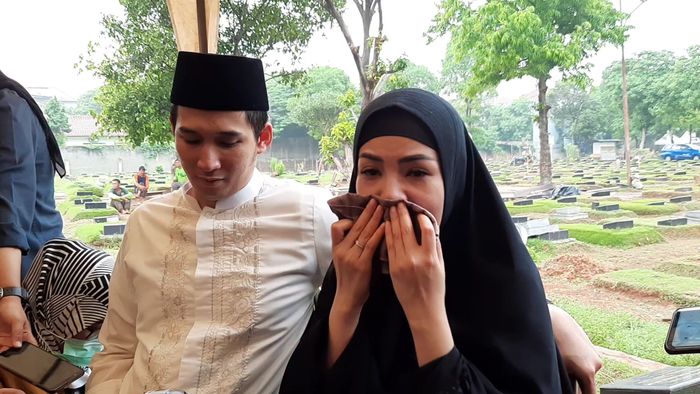 Nindy Ayunda saat ditemui Grid.ID di kawasan TPU Jeruk Purut, Jakarta Selatan, Senin (25/11/2019).