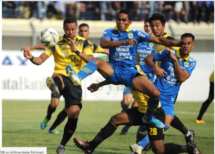 Persib Bandung bermain imbang 0-0 dengan Barito Putera dalam laga Liga 1 2019 di Si Jalak Harupat, Bandung, 24 November 2019.