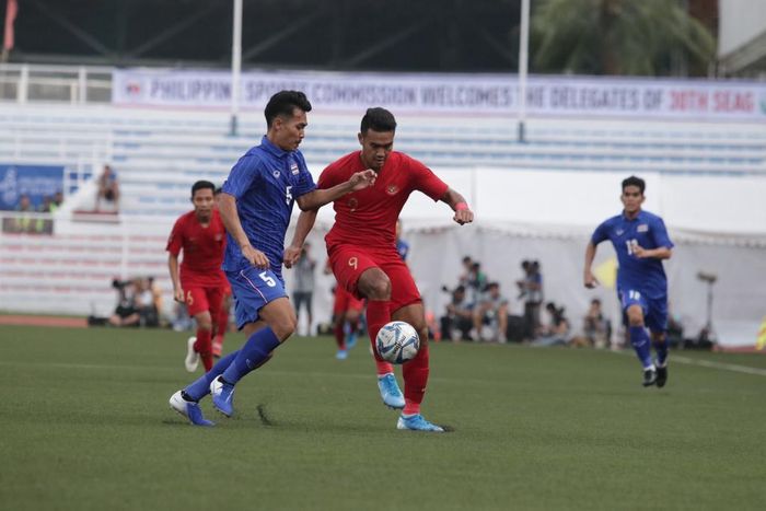 Striker timnas U-22 Indonesia, Muhammad Rafli, dijaga ketat bek Thailand, Shinnaphat Leeaoh, dalam laga Grup B SEA Games 2019 di Stadion Rizal Memorium, Selasa (26/11/2019).