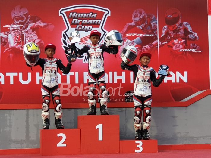 Tiga pembalap Astra Racing Team Yogyakarta, Veda Ega, M. Diandra, dan Decksa Almer, berpose usai ajang Honda Dream Cup 2019 kelas HDC 4 - Sonic 150R/Supra GTR STD Pemula U-12 di Sirkuit Lapangan Brigif 15 Kujang II, Cimahi, Jawa Barat, Minggu (24/11/2019).