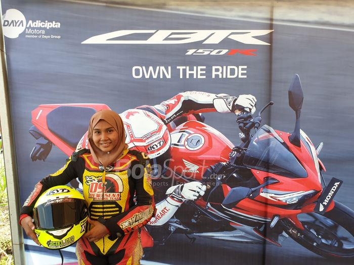 Ekspresi pembalap Dewasena CLD Racingline Karawang, Fisichella KW, usai memenangi Honda Dream Cup 2019 kelas HDC 10 - Matic STD S/D 130cc Wanita di Sirkuit Lapangan Brigif 15 Kujang II, Cimahi, Jawa Barat, Minggu (24/11/2019).