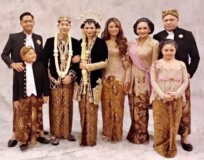 Aurel dan Azriel berfoto bersama Krisdayanti, Raul Lemos, Amora, Kellen, tante dan omnya yang menikah 