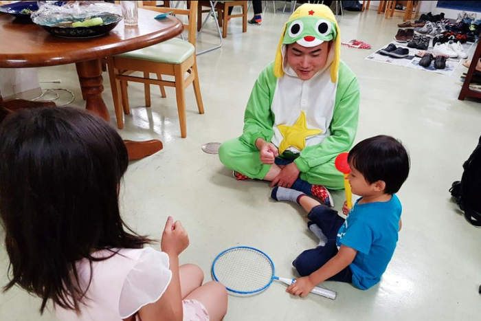 Setiap Sabtu, organisasi nonprofit, New Start, mengadakan perjamuan di mana para hikikomori dapat bersosialisasi. Banyak mantan hikikomori akhirnya bergabung dengan organisasi dan membantu mereka yang masih enggan keluar rumah.