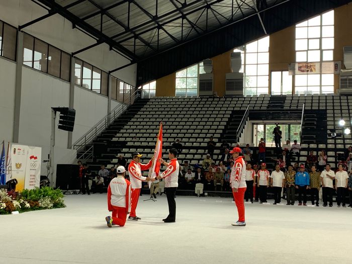 Menteri Pemuda dan Olahraga RI, Zainudin Amali, menyerahkan bendera kepada Ketua KOI, Raja Sapta Oktohari, pada pelepasan kontingen SEA Games 2019 di Jakarta, Rabu (27/11/2019).