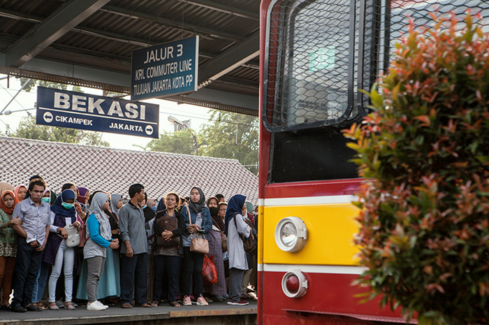 Para penumpang KRL sedang menunggu kedatangan kereta jurusan Jakarta Kota di Stasiun Bekasi.